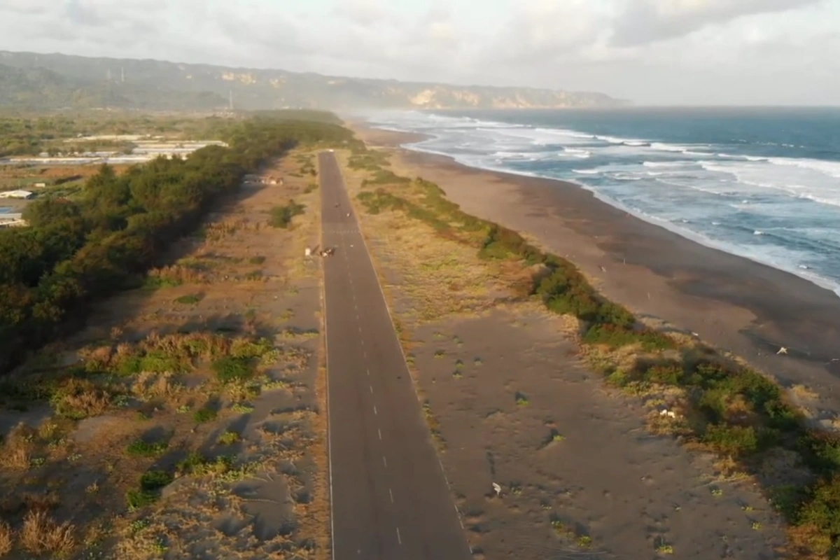 Prewed Di Landasan Pacu Depok
